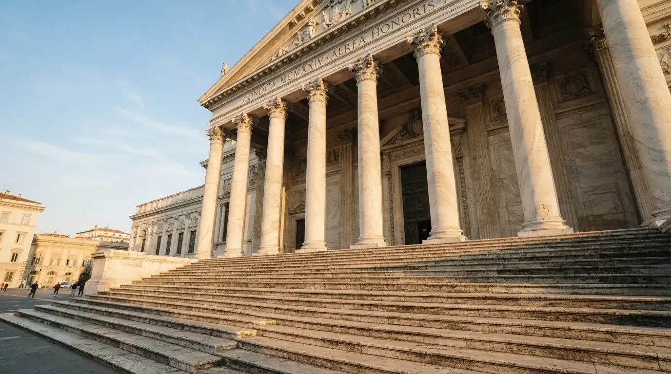 Coloane de marmură ale unei clădiri vechi, cu trepte late scăldate în soarele dimineții — blackjack pe bani reali în românia